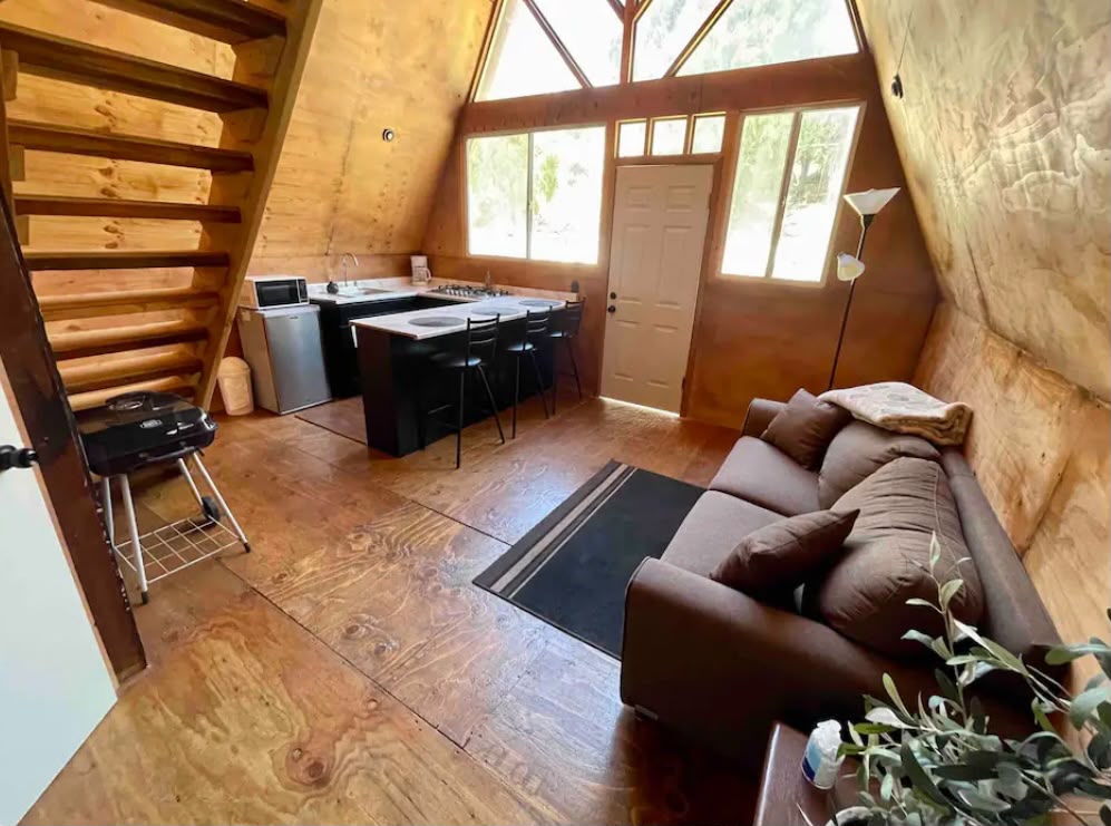 Interior de la cabaña de madera